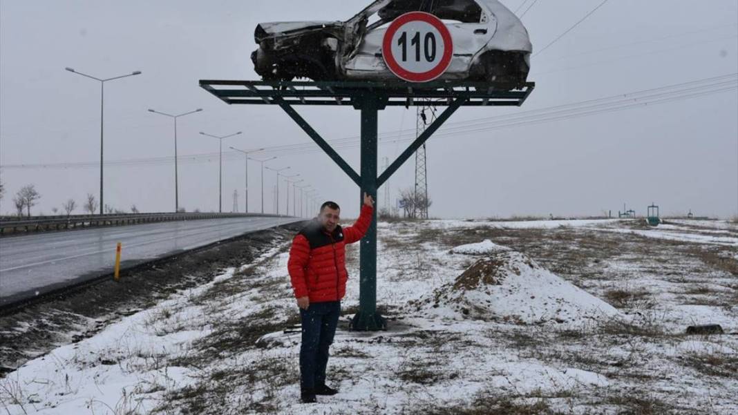 İbret olsun diye yol kenarına asıp sallandırdılar! Üzerine bir de tabela koydular 2